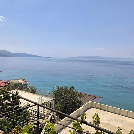 Q Bay Penzion Qëparo