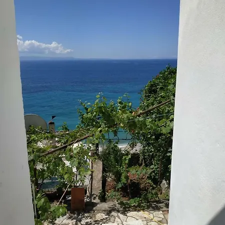 Q Bay Qëparo