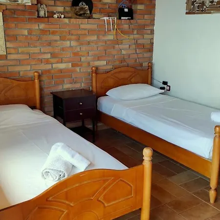 Guest house Q Bay Qeparo