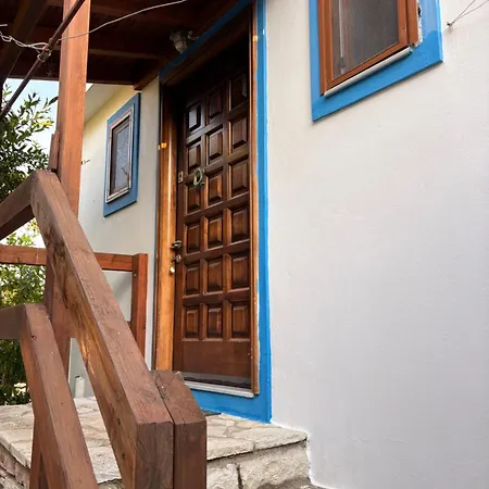 Q Bay Guest house Qeparo