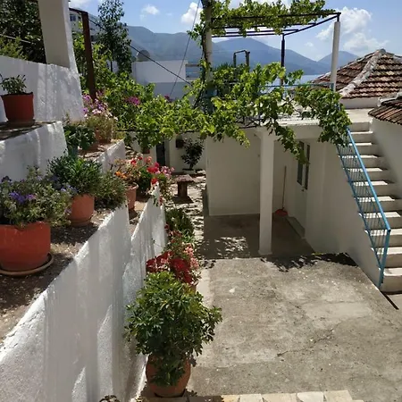 Guest house Q Bay Qeparo
